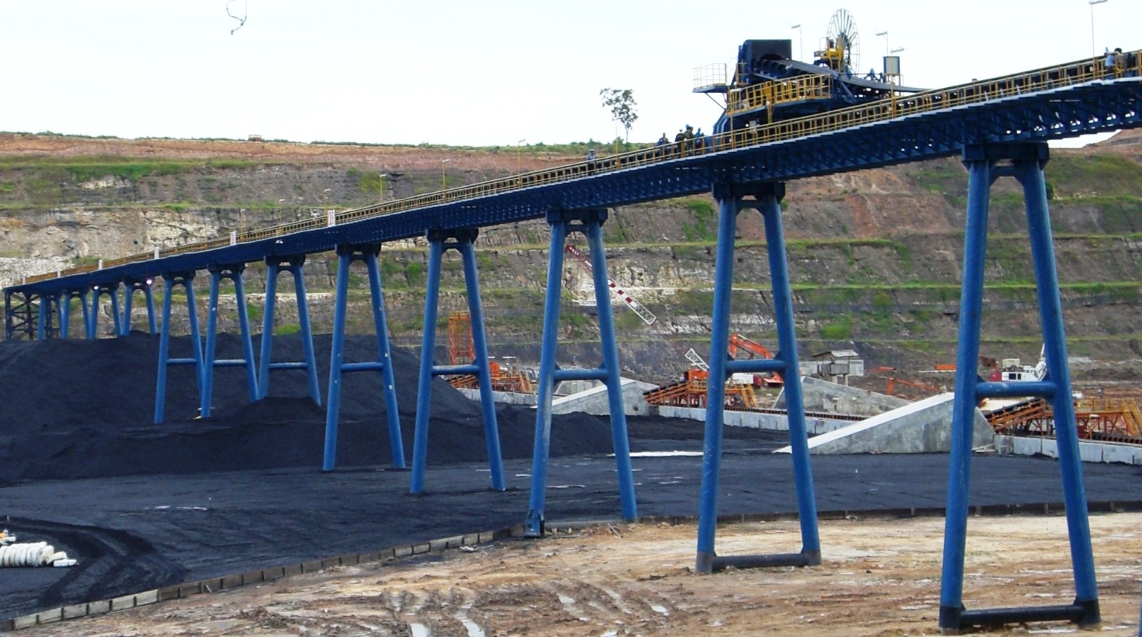 Blue Tripod-Bent Coal Stockyard Conveyor